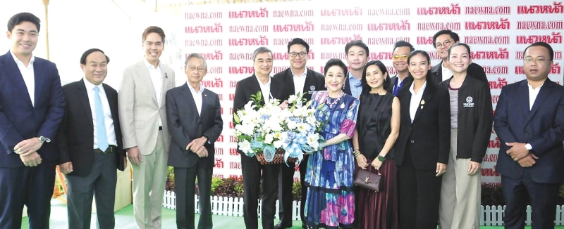 “มั่นคง ตรงไป ตรงมา” : ชวน
หลีกภัย นายกรัฐมนตรี คนที่ 20, อดีตประธานรัฐสภา และ อดีตประธานสภาผู้แทนราษฎร พร้อมด้วย อภิสิทธิ์
เวชชาชีวะ นายกรัฐมนตรี คนที่ 27
นำทีมพรรคประชาธิปัตย์ อาทิ กรณ์ จาติกวณิช, ดร.การดี เลียวไพโรจน์, สกลธี ภัททิยกุล, ราเมศ รัตนะเชวง,
พงศกร ขวัญเมือง, รัดเกล้า สุวรรณคีรี, อภิมุข ฉันทวานิช มาร่วมแสดงความยินดี ในโอกาสที่ หนังสือพิมพ์แนวหน้า
ก้าวสู่ปีที่ 47 “อุดมการณ์ที่ไม่เคยเปลี่ยน”
สะท้อนความจริงอย่างซื่อตรง โดยมี ผาณิต พูนศิริวงศ์ ประธานเจ้าหน้าที่ และ ปริญญา ช้างเสวก บรรณาธิการบริหาร ร่วมต้อนรับ สามารถติดตามชมภาพข่าวและบรรยากาศวันงาน
อย่างเต็มอิ่มจุใจใน นสพ.แนวหน้า
เล่มนี้ได้ในหน้าที่ 13, 14, 15 และ 19