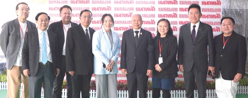 อุดมการณ์ที่ไม่เคยเปลี่ยน : โสภณ ซารัมย์ ประธานสภาผู้แทนราษฎร และ พล.ต.ต.วิชัย สังข์ประไพ อดีตรองผู้บัญชาการตำรวจนครบาล มาร่วมแสดงความยินดีกับ อัญชะลี ไพรีรัก ผู้อำนวยการข่าว และ ปรเมษฐ์ ภู่โต บรรณาธิการอำนวยการ, ปริญญา ช้างเสวก บรรณาธิการบริหาร ในโอกาสครบรอบ 46 ปี โดยมี
ทีมงานสื่อคุณภาพที่เป็นกระจกสะท้อนความจริงของสังคม อาทิ เสริมสุข กษิติประดิษฐ์, พีระพัฒน์ วัฒนาภิรมย์, ดร.มัลลิกา บุญมีตระกูล มหาสุข และ บุญยอด สุขถิ่นไทย ผู้ดำเนินรายการ แนวหน้าออนไลน์ ร่วมต้อนรับ ณ สำนักพิมพ์แนวหน้า เขตหลักสี่ กรุงเทพมหานคร เมื่อวันศุกร์ที่ 20 มีนาคม 2569