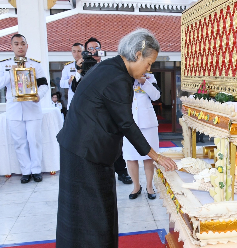 สมเด็จพระกนิษฐาธิราชเจ้า กรมสมเด็จพระเทพรัตนราชสุดาฯ สยามบรมราชกุมารี
เสด็จพระราชดำเนินไปในการพระราชทานเพลิงศพ ร้อยโท วศิน อินทสระ ศิลปินแห่งชาติ สาขาวรรณศิลป์ ประจำปี พ.ศ.2566 ณ เมรุวัดมกุฏกษัตริยารามราชวรวิหาร เขตพระนคร กรุงเทพมหานคร เมื่อวันอาทิตย์ที่ 22 มีนาคม 2569