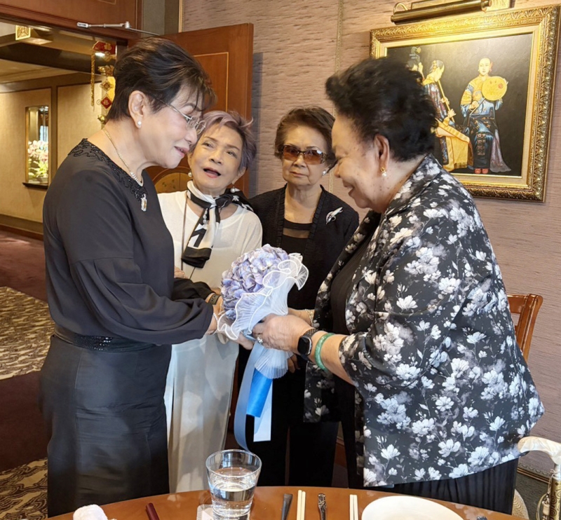 ร่วมยินดี : ศ.กิตติคุณ พญ.กอบจิตต์ ลิมปพยอม และเพื่อนๆ อาทิ คุณหญิงกรกช มีเพียร และ สุภรณ์ วิจิตรานุช ร่วมยินดีกับ ดร.คุณหญิงกัลยา โสภณพนิช สตรีไทยคนแรกที่สำเร็จปริญญาเอกด้านฟิสิกส์นิวเคลียร์พลังงานสูง ที่ได้รับเลือกเป็นศิษย์เก่าดีเด่นจาก Imperial College London ประเทศอังกฤษ ที่ โรงแรม ดิ เอมเมอรัลด์