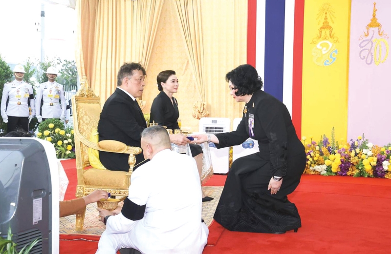 พระบาทสมเด็จพระเจ้าอยู่หัว และ สมเด็จพระนางเจ้าฯ
พระบรมราชินี เสด็จพระราชดำเนินไป
ทรงเปิดอาคารมูลนิธิ
พระดาบส และโรงเรียนพระดาบสแห่งใหม่ อำเภอบางพลี จังหวัดสมุทรปราการ
ในการนี้ คุณหญิงปัทมา ลีสวัสดิ์ตระกูล ผู้ให้การสนับสนุนการก่อสร้างอาคารมูลนิธิพระดาบส และโรงเรียนพระดาบส
แห่งใหม่ เข้ารับพระราชทานเข็มที่ระลึกมูลนิธิพระดาบส เมื่อวันอาทิตย์ที่ 22 มีนาคม 2569 เวลา 17.57 น.