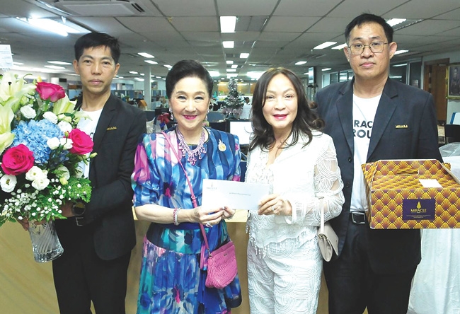 สนับสนุนเป็นประจำทุกปี : ดร.อัศวิน อิงคะกุล ประธานกรรมการบริหาร
มิราเคิล กรุ๊ป มอบหมายให้ นาถวีณา ล้อมทรัพย์ มอบเงิน 50,000 บาท ให้แก่
ผาณิต พูนศิริวงศ์ ประธาน มูลนิธิช่วยการศึกษากรุงเทพมหานคร เพื่อสมทบทุน
มูลนิธิฯ ในการช่วยเหลือนักเรียนที่ขาดแคลนทุนทรัพย์ในสังกัดกรุงเทพมหานคร