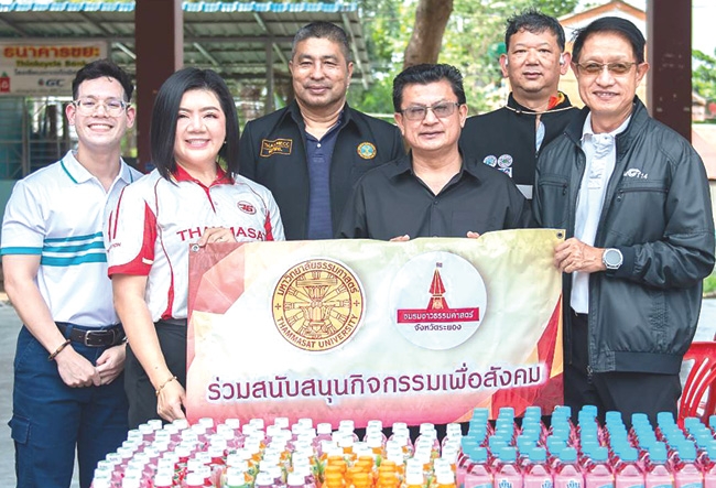 เจ้าท่าระยองอาสา ปี 4 : กำธร เวหน รอง ผวจ.ระยอง นำสมาชิกชมรมชาวธรรมศาสตร์
จังหวัดระยอง และภาคีเครือข่ายทั้งภาครัฐและเอกชน ร่วมกิจกรรม “โครงการ
เยาวชนปลอดภัย เสริมสร้างวินัยการสัญจรทางน้ำ” และมอบอุปกรณ์การเรียน
ให้น้องๆ ที่โรงเรียนเกาะแก้วพิสดาร เกาะเสม็ด ตำบลเพ อำเภอเมือง จังหวัดระยอง