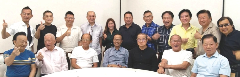 สมาชิกสภาผู้แทนราษฎร สมัยที่ 2 :ถวิล ไพรสณฑ์ อดีตรองประธานสภาผู้แทนราษฎร, สมชาย จงพิพิธพร และชมรมเพื่อนบ้านชิชา พร้อม
สมาชิกร่วมกันจัดงานเลี้ยงแสดงความยินดีกับ แอนศิริ วลัยกนก อดีตคณะกรรมาธิการการเงิน การคลัง สถาบันการเงินและตลาดการเงิน
สภาผู้แทนราษฎร ในโอกาสที่ได้รับการเลือกตั้งเป็น สมาชิกสภาผู้แทนราษฎร เขตทุ่งครุ-ราษฎร์บูรณะ เป็นสมัยที่ 2 โดยมี ประสิทธิ์
ชัยเรืองจิตจรัส, ประสาน เจริญวศิน, ประภาส ตันพิบูลย์ศักดิ์ และ สันติ ศรีรัตนกุล ร่วมยินดี ที่ภัตตาคารแห้วซีฟู้ด ถนนพุทธมณฑล สาย 2 กรุงเทพฯ