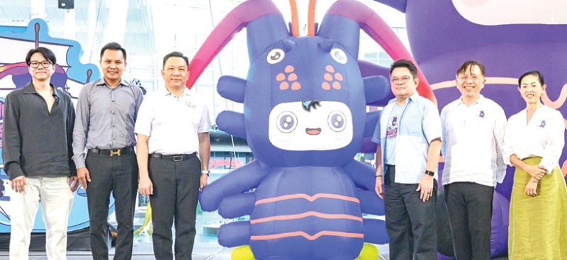 ทูตวัฒนธรรมการท่องเที่ยว : นิรัตน์ พงษ์สิทธิถาวร ผวจ.ภูเก็ต เปิดงาน “JUNGCEYLON SUMMER
2026” ภายใต้ธีมตกแต่ง “Island Vibes with Joong” เพื่อผลักดัน “น้องจุ้ง” มาสคอตประจำถิ่น โดยมี
ประวิช จรรยาสิทธิกุล ประธานเจ้าหน้าที่บริหาร ศูนย์การค้าจังซีลอน ป่าตอง ภูเก็ต ต้อนรับ พร้อม อาวุธ หนูเชต
รองนายกเทศมนตรีเมืองป่าตอง