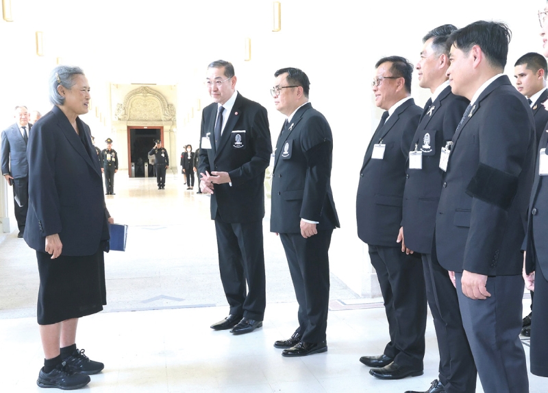 สมเด็จพระกนิษฐา
ธิราชเจ้า กรมสมเด็จพระเทพรัตนราชสุดาฯ สยามบรมราชกุมารี เสด็จพระราชดำเนินไปทรงฟัง ผศ.ธรณ์ ธำรงนาวาสวัสดิ์ แสดงปาฐกถาชุด “สิรินธร” ครั้งที่ 36 หัวข้อ “การอนุรักษ์เต่าทะเล ณ เกาะมันใน” ซึ่งสรุปได้ว่า สถานการณ์
โลกร้อนในปัจจุบันส่งผลกระทบโดยกว้าง ทำให้เกิดความเสี่ยงต่อ
ระบบนิเวศของไทย
ณ อาคารมหาจุฬา
ลงกรณ์ จุฬาลงกรณ์มหาวิทยาลัย เขต
ปทุมวัน กรุงเทพ
มหานคร เมื่อวันอังคารที่ 24 มีนาคม 2569 เวลา 14.26 น.