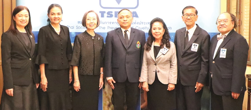 โรงเรียนนำร่องต้นแบบ : รศ.ดร.วรากรณ์ สามโกเศศ และ รศ.ดร.น.สพ.ปานเทพ รัตนากร 2 อุปนายก สมาคมป้องกันการทารุณสัตว์แห่งประเทศไทย ร่วมลงนามความร่วมมือการพัฒนาคุณธรรมด้านความเมตตากรุณาต่อสัตว์อย่างรับผิดชอบ กับผู้บริหารโรงเรียน 11 แห่ง โดยมี ดร.อำนาจ สายฉลาด ผอ.สำนัก
การลูกเสือ ยุวกาชาดฯ และ ดร.คุณหญิงกษมา วรวรรณ ณ อยุธยา อดีตปลัดกระทรวงศึกษาธิการ ร่วมพิธี