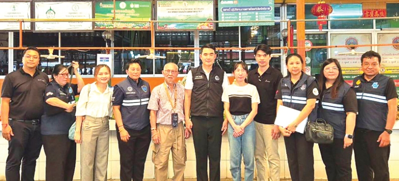 ห่วงใยประชาชน : ดร.กรนิจ โนนจุ้ย ผู้ตรวจราชการกระทรวงพาณิชย์ และทีมงาน พร้อมคณะสื่อมวลชน ลงพื้นที่ตรวจสอบราคาสินค้าสด และสิ่งของ เครื่องอุปโภค-บริโภคที่จำเป็นต่างๆ เพื่อดูแลความเป็นธรรม
ไม่ให้ร้านค้าเอาเปรียบประชาชน โดยเน้นการปิดป้ายแสดงราคาชัดเจน ที่ ตลาดบวรร่มเกล้า โดยมี ชนะพล ชินปัญจะพล ผู้บริหารตลาดนำคณะเข้าตรวจสอบ โดยผลเป็นที่น่าพึงพอใจ โดยเฉพาะความสะอาดถูกสุขอนามัย