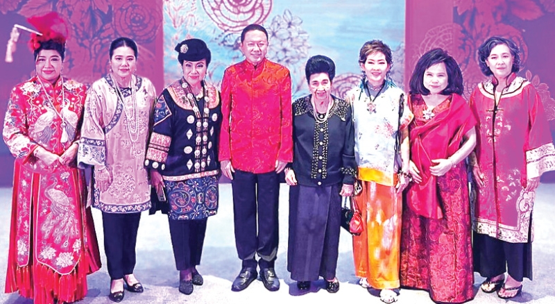 งานคืนสู่เหย้า...สังสรรค์ศิษย์เก่า : ดร.นุชนาถ วสุรัตน์, ลลิสา จงบารมี, ดร.ลาลีวรรณ กาญจนจารี และ
ศิริลักษณ์ ไม้ไทย 4 สาวแกร่งแห่ง “ชมรมสายสัมพันธ์ ไทย-จีน 2019” ร่วมกันจัดงาน “สายสัมพันธ์ไทย-จีน 2019 Chinese New Year Celebration” ในคอนเซ็ปต์ “VOGUE International Fashion Week” โดยมี คุณหญิงโรส บริบาลบุรีภัณฑ์, สนั่น - คุณหญิงณัฐิกา อังอุบลกุล ร่วมงาน ที่ โรงแรมเจดับบลิว แมริออท กรุงเทพ