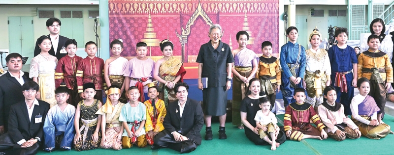 สมเด็จพระกนิษฐาธิราชเจ้า กรมสมเด็จพระเทพรัตนราชสุดาฯ สยามบรมราชกุมารี เสด็จพระราชดำเนินไปในงานปิดภาคเรียน ประจำปีการศึกษา 2568 ณ โรงเรียนอนุบาลไผทวิทยา (มูลนิธิชัยพัฒนา) อำเภอเมือง จังหวัดนครปฐม ซึ่งเปิดสอนชั้นอนุบาลถึงประถมศึกษาปีที่ 6 โอกาสนี้ พระราชทานเกียรติบัตรแก่ครูผู้สอน
นักเรียนที่ได้รับรางวัลระดับชาติและนักเรียนที่ได้รับรางวัลต่างๆ พระราชทานพระราชวโรกาสให้ ผู้แทนครูและนักเรียนเข้าใหม่ เฝ้าฯ ถวายตัว และผู้แทนนักเรียน
ชั้นประถมศึกษาปีที่ 6 กราบถวายบังคมลาในโอกาสสำเร็จการศึกษา พร้อมทอดพระเนตรการแสดงของนักเรียนและนิทรรศการผลงานวิชาการที่ได้รับรางวัล