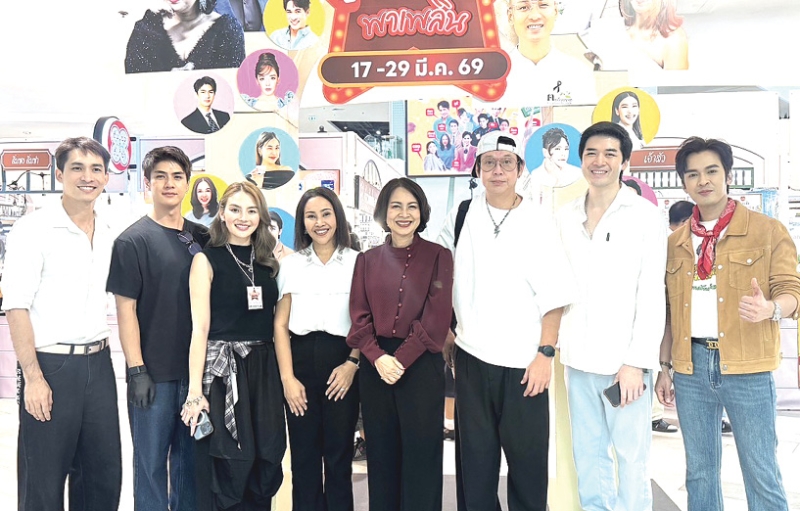 อุดหนุนสินค้าของศิลปินดารา : จรูญรัตน์ สาลี กก.ผจก.บจก.พาราไดซ์ พาร์ค ต้อนรับ พ.ต.นพ.สรวิชญ์ สุบุญ
และศิลปินดารานักร้องที่มาร่วมออกบูธในงาน “ซุปตาร์ พาเพลิน” อาทิ ทัช ณ ตะกั่วทุ่ง, หลิว-อาจารียา, เขต-ธาราเขต, ฟิวส์-กิติกร, ปุยฝ้าย-ณัฏฐพัชร์ และ แจ็ค-เมธัส ที่รวบรวมร้านอาหารและร้านค้าชั้นนำ
รวมกว่า 70 ร้าน ให้เลือกช้อปทั้งของกิน ของใช้อย่างจุใจถึง 29 มีนาคม 2569 ที่ศูนย์การค้าพาราไดซ์ พาร์ค