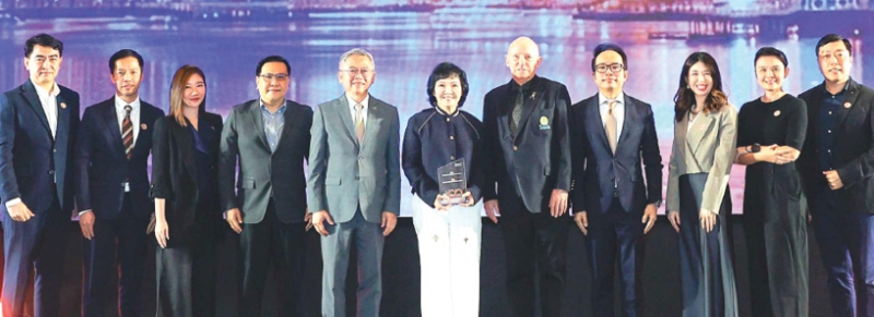 องค์กรต้นแบบแห่งปี : จรัสพักตร์ การปลื้มจิตต์ ผช.กก.ผจก.อาวุโส ทรัพยากรบุคคล บมจ.ไทยน้ำทิพย์ คอร์ปอเรชั่น ผู้ผลิตและจำหน่ายเครื่องดื่ม “โคคา-โคล่า” ใน 63 จังหวัดของไทย รับรางวัล “Outperforming
Enterprises Thailand Award 2025” สะท้อนความสำเร็จด้านการบริหารทรัพยากรบุคคล และความแข็งแกร่ง
ขององค์กรและบุคลากรที่มีศักยภาพ สามารถปรับตัวและต่อยอดการเติบโตต่อไปได้อย่างยั่งยืนในระยะยาว