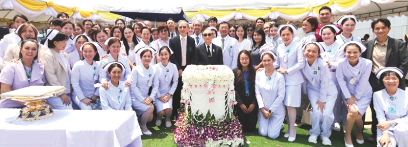 ยกระดับบริการ : ศ.นพ.ศุภชัย ไชยธีระพันธ์ ปธ.กก.โรงพยาบาลเจ้าพระยา และ นพ.พงษ์พัฒน์ ปธานวนิช
รอง ปธ.กก. จัดพิธีวางศิลาฤกษ์อาคารใหม่ (อินเตอร์เนชันแนล) เพื่อรองรับการขยายตัวของบริการ
ด้านสุขภาพและเพิ่มศักยภาพการดูแลผู้ป่วยอย่างครบวงจร เน้นการพัฒนาโครงสร้างพื้นฐานทางการแพทย์ให้ทันสมัย รองรับเทคโนโลยีการรักษาขั้นสูง มุ่งสู่การเป็นศูนย์กลางด้านการแพทย์ที่มีคุณภาพในระดับสากล