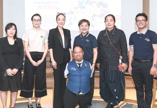 ศิลปะของผู้พิการ : ทิพย์ลดา เชาวนปรีชา กก.มูลนิธิสัมพันธ์ เชาวนปรีชา เปิดงาน
นิทรรศการ “Born To Be เกิดมาเพื่อสร้างแรงบันดาลใจ” จัดโดย มูลนิธิ
อาร์ตโนแฮนด์ และ เดอะฟู้ด สคูล บางกอก เพื่อส่งต่อแรงบันดาลใจให้ตระหนัก
ถึงพลังของความพยายามและการไม่ยอมแพ้ ที่บล็อก 28 ซอยจุฬา 7 สามย่าน