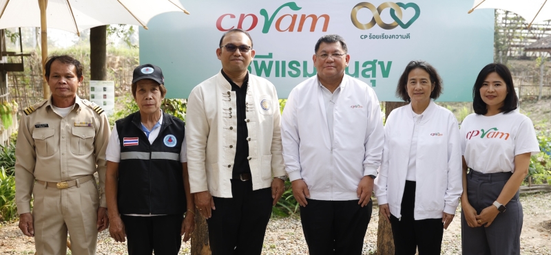 ปีที่ 7 : กอบชัย คงทวี ผจก.ทั่วไปอาวุโส บจก.ซีพีแรม พร้อมคณะผู้บริหาร มอบอาหารพร้อมรับประทานให้แก่นักเรียนและกลุ่มคนเปราะบางในชุมชน ตามโครงการ
“ซีพีแรม ปันสุข” พร้อมเสริมสร้างความรู้ด้านการเกษตร ด้วยความมุ่งมั่นในการดำเนินธุรกิจเคียงข้างสังคมอย่างเกื้อกูล ที่ โรงเรียนวัดน้ำพุ จังหวัดลำพูน