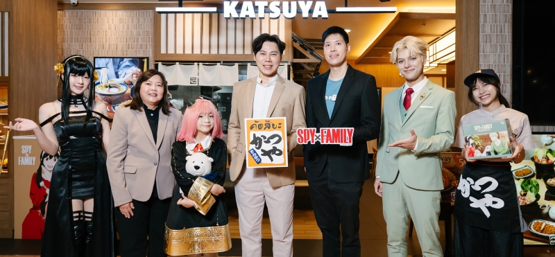 ขยายฐานลูกค้า : ธีรวัฒน์ เลิศถิรพันธ์ ผช.กก.ผจก.ใหญ่อาวุโส กลุ่ม Asian
Cuisine บจก.เซ็นทรัล เรสตอรองส์ กรุ๊ป และ รวีวรรษ องค์วิศิษฐ์ ผจก.โครงการธุรกิจอาวุโส มิวส์ คอมมิวนิเคชัน จัดแคมเปญ “KATSUYA l SPY x FAMILY”
นำความสนุกของโลกสายลับมาผสานกับเมนูซิกเนเจอร์ทงคัตสึ ที่ ร้านคัตสึยะ