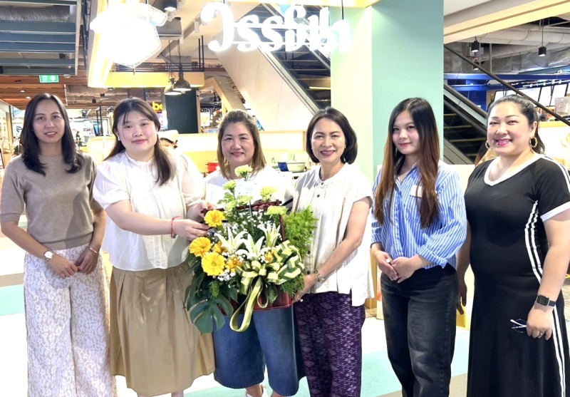 รสชาติไทยดั้งเดิม : จรูญรัตน์ สาลี กก.ผจก.บจก.พาราไดซ์ พาร์ค ร่วมยินดีกับ ปภาดา แต้กิจพัฒนา เจ้าของกิจการ “ร้านวรรธนา ขนมไทย” ในโอกาสเปิดสาขาใหม่ บริการขนมไทยห่อใบตองที่คัดสรรวัตถุดิบจากธรรมชาติ 100% รสชาติเข้มข้น หอมมัน หวานน้อย มีหลากหลายเมนู ที่ ศูนย์การค้าพาราไดซ์ พาร์ค