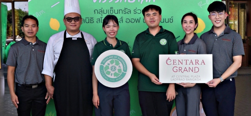 เพื่อความยั่งยืน : เชฟพนัส บาลธนะจักร ผช.ผอ.แผนกครัว โรงแรมเซ็นทารา แกรนด์ฯ
ลาดพร้าว พร้อมด้วย วุฒิศักดิ์ วงค์สิทธิ์ ผจก.ฝ่ายสื่อสารการตลาด และ บัณฑิตา จิตตประไพ ผจก.ด้านคุณภาพและสุขอนามัย เข้าร่วม “โครงการครัวรักษ์อาหาร” โดยความร่วมมือระหว่าง Central Group และ SOS Thailand