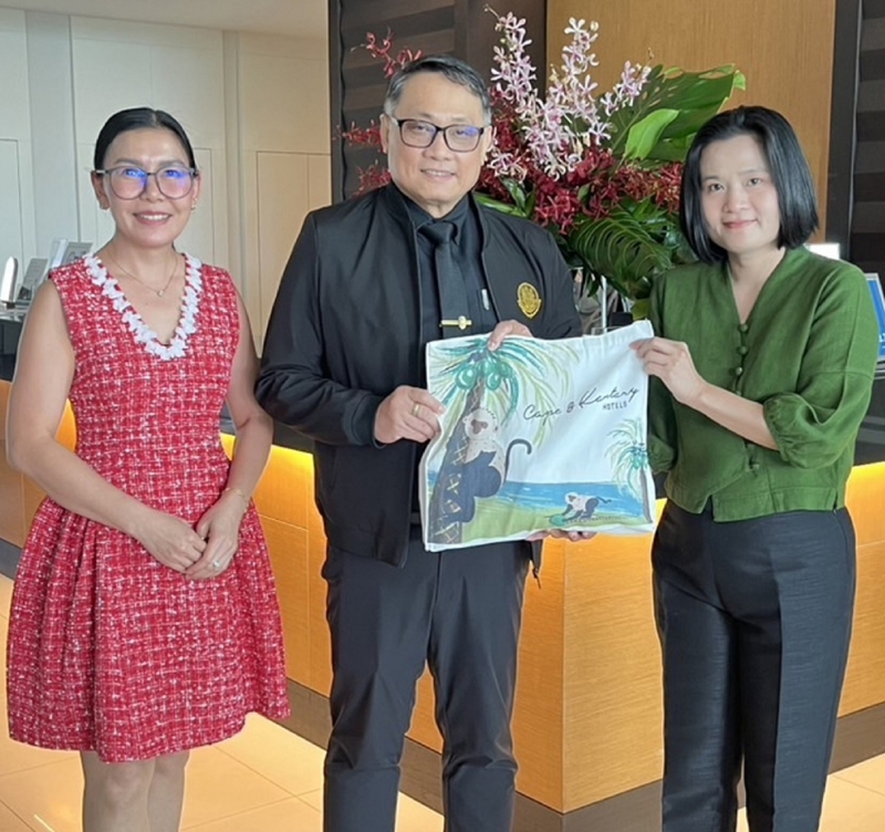 มอบของที่ระลึก : สุพรรษา ตั้งวิทยากุล ผจก.โรงแรมแคนทารี กบินทร์บุรี ต้อนรับ เรือเอกสาโรจน์ คมคาย อธิบดีกรมสวัสดิการและคุ้มครองแรงงาน ที่มาเป็นประธานการสัมมนาหลักสูตร “พ.ร.บ.ความปลอดภัย อาชีวอนามัยฯ และสภาพแวดล้อมในการทำงาน”