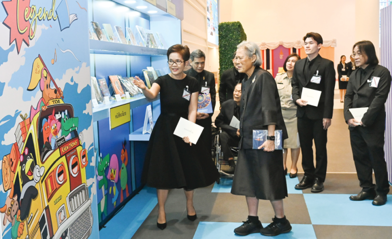 สมเด็จพระกนิษฐาธิราชเจ้า กรมสมเด็จพระเทพรัตนราชสุดาฯ สยามบรมราชกุมารี เสด็จพระราชดำเนินไปทรงเปิดงานสัปดาห์
หนังสือแห่งชาติ ครั้งที่ 54 และสัปดาห์หนังสือนานาชาติ ครั้งที่ 24 ซึ่งมีสำนักพิมพ์ร่วมออกร้านมากกว่า 1,028 บูธ
โอกาสนี้ พระราชทานเกียรติบัตรแก่ผู้มีอุปการคุณและผู้ชนะการประกวดหนังสือดีเด่น ประจำปี 2569 และทอดพระเนตร
การจัดงานซึ่งจัดขึ้นภายใต้แนวคิด “Legend” ณ ศูนย์การประชุมแห่งชาติสิริกิติ์ เมื่อวันศุกร์ที่ 27 มีนาคม 2569 เวลา 14.30 น.