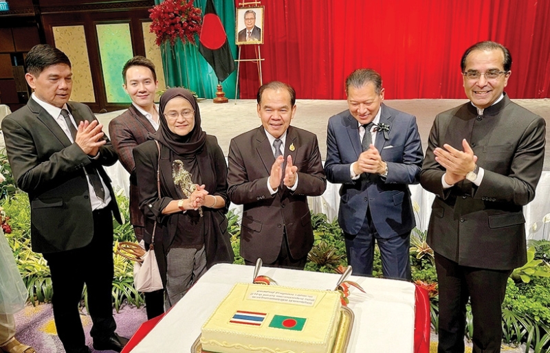 วันชาติ “บังกลาเทศ” : ไฟยาซ มูร์ชิด คาซี เอกอัครราชทูตสาธารณรัฐประชาชนบังกลาเทศประจำ
ราชอาณาจักรไทย เปิดงานเฉลิมฉลองครบรอบ 55 ปี วันเอกราชและวันชาติของสาธารณรัฐประชาชน
บังกลาเทศ ค.ศ.1971 โดยมี ศรัณย์ เจริญสุวรรณ ปลัดกระทรวงการต่างประเทศ ร่วมงาน ท่ามกลางคณะทูตานุทูต
และแขกผู้มีเกียรติต่างๆ มากมายจากหลากหลายวงการมาร่วมแสดงความยินดี ที่ โรงแรมแชงกรี-ลา กรุงเทพ