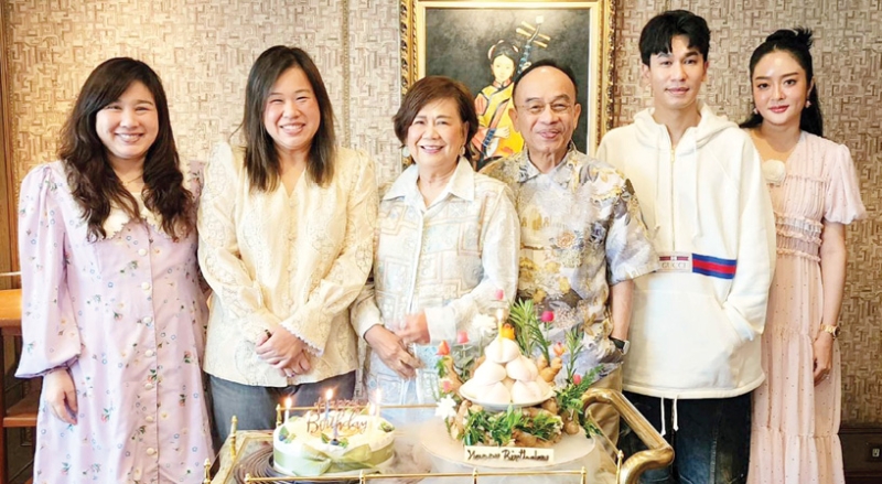 สุขสันต์วันเกิด : ศ.ดร.นพ.เฉลิม หาญพาณิชย์ ประธานเจ้าหน้าที่บริหาร บมจ.บางกอก เชน ฮอสปิทอล
และภริยา ผศ.ดร.พญ.สมพร หาญพาณิชย์ นัดเลี้ยงอาหารมื้อกลางวันเพื่อฉลองวันเกิดให้แก่บุตรสาว
คนเล็ก ดร.พรสุดา หาญพาณิชย์ โดยมีบุตรสาวคนโต ดร.พญ.พรลักษณ์ หาญพาณิชย์ พร้อมด้วย พีท กันตพร
หาญพาณิชย์ และ แก้มบุ๋ม ปรียาดา สิทธาไชย ร่วมอวยพร ที่ โรงแรม ดิ เอมเมอรัลด์ ถนนรัชดาภิเษก