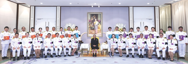 สมเด็จพระกนิษฐาธิราชเจ้า กรมสมเด็จพระเทพรัตนราชสุดาฯ สยามบรมราชกุมารี เสด็จออก ณ วังสระปทุม พระราชทานพระราชวโรกาสให้ ศ.นฤมล
ภิญโญสินวัฒน์ รัฐมนตรีว่าการกระทรวงศึกษาธิการ และประธานกรรมการคุรุสภา นำคณะครูพร้อมด้วยผู้บริหารสถานศึกษา ผู้บริหารการศึกษา ศึกษานิเทศก์ และบุคคล
ที่มีผลงานดีเด่นระดับชาติ เฝ้าทูลละอองพระบาท รับพระราชทานรางวัล ครูภาษาไทยดีเด่น ครูภาษาฝรั่งเศสดีเด่น คุรุสภาระดับดีเด่น โอกาสนี้ คณะกรรมการ
คุรุสภา พร้อมด้วยคณะกรรมการมาตรฐานวิชาชีพ และเจ้าหน้าที่คุรุสภา ร่วมเฝ้าทูลละอองพระบาทด้วย เมื่อวันพฤหัสบดีที่ 26 มีนาคม 2569 เวลา 15.00 น.