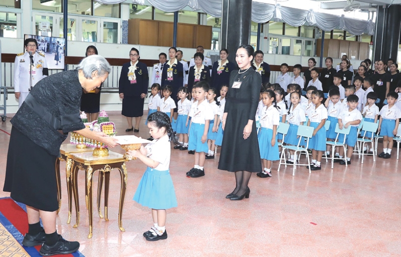 สมเด็จพระกนิษฐาธิราชเจ้า กรมสมเด็จพระเทพรัตนราชสุดาฯ สยามบรมราชกุมารี เสด็จพระราชดำเนินแทนพระองค์ไปในการพระราชทานประกาศนียบัตร และรางวัลเรียนดีแก่นักเรียนชั้นอนุบาล ชั้นประถมศึกษา
และชั้นมัธยมศึกษา ประจำปีการศึกษา 2568 ในการนี้ พระราชทานพระราชวโรกาสให้ นักเรียนใหม่
ที่เข้าเรียนในปีการศึกษา 2568 พร้อมผู้ปกครอง เฝ้าทูลละอองพระบาท ถวายตัว ณ โรงเรียนจิตรลดา