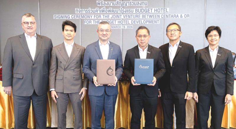 โรงแรมในปั๊ม-นอกปั๊ม : ธีระยุทธ จิราธิวัฒน์ ประธานเจ้าหน้าที่บริหาร โรงแรมและรีสอร์ทในเครือเซ็นทารา และ
ม.ล.ปีกทอง ทองใหญ่ ประธานเจ้าหน้าที่บริหาร บมจ.ปตท.น้ำมันและการค้าปลีก ร่วมลงนามสัญญาตามแผนการ
ลงทุน OR x CENTEL ขยายธุรกิจ Budget Hotel ทำเลในปั๊ม-นอกปั๊ม ปี 2570 เปิด 6 แห่ง ในกรุงเทพฯ
ภูเก็ต สงขลา (หาดใหญ่) พระนครศรีอยุธยา ชลบุรี และกาญจนบุรี ที่โรงแรมเซ็นทารา แกรนด์ฯ เซ็นทรัลเวิลด์