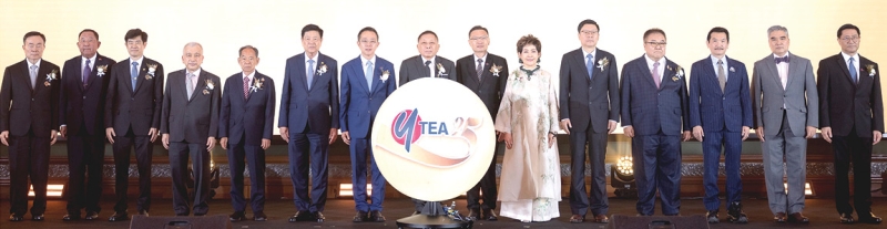 ฉลองครบรอบก่อตั้ง 25 ปี : ศ.พิเศษ อรรถนิติ ดิษฐอํานาจ องคมนตรี และ คุณหญิงณัฐิกา วัธนเวคิน อังอุบลกุล นายกก่อตั้ง สมาคมธุรกิจไทยรุ่นใหม่ เปิดงานฉลองครบรอบการก่อตั้ง 25 ปี สมาคมธุรกิจไทยรุ่นใหม่ และพิธีรับมอบคณะกรรมการ สมัยที่ 13 ให้แก่ สกล จินดาโชตสิริ นายกสมาคมธุรกิจไทยรุ่นใหม่ โดยมี ซุน เหยียนเทา อุปทูตสาธารณรัฐประชาชนจีนประจําราชอาณาจักรไทย, ดร.ณรงค์ศักดิ์ พุทธพรมงคล ประธานกรรมการหอการค้าไทย-จีน, ชิม ชินวิริยกุล นายกสมาคมแต้จิ๋วแห่งประเทศไทย และ วสันต์ เต็มศิริพงศ์ ร่วมงาน ที่โรงแรมแกรนด์ ไฮแอท เอราวัณ กรุงเทพ