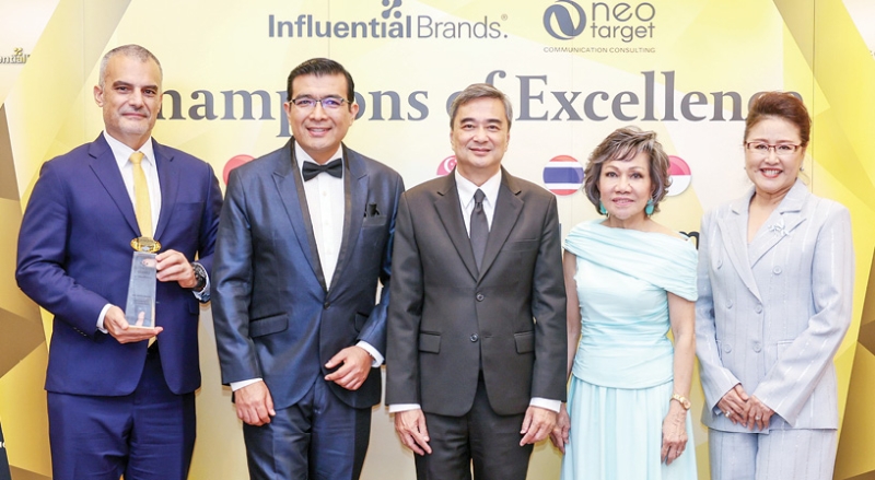 แบรนด์โดดเด่นแห่งปี : ริคาร์โด้ เบารอตโต้ ประธานเจ้าหน้าที่บริหาร ธุรกิจเซ็นทรัล ฟู้ด โฮลเซลล์ ศูนย์ค้าส่งวัตถุดิบอาหารที่มีความสดใหม่ตลอดเวลาเพื่อผู้ประกอบการ รับรางวัล Outstanding Brands ในงาน “2025 ASIA CEO SUMMIT & AWARD CEREMONY”จาก อภิสิทธิ์ เวชชาชีวะ อดีตนายกรัฐมนตรีด้วยบทบาทผู้ดำเนินธุรกิจค้าส่งวัตถุดิบอาหารคุณภาพที่เติบโตอย่างรวดเร็ว ที่ โรงแรมอีสติน แกรนด์ พญาไท กรุงเทพ