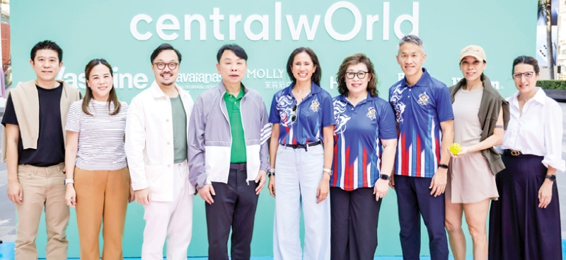 สนามพิคเกิลบอล : ทยา ทีปสุวรรณ นายกสมาคมกีฬาพิคเกิลบอล นำทีมเยี่ยมชมสนามพิคเกิลบอล
หน้าศูนย์การค้าเซ็นทรัลเวิลด์ โดยมี ดร.ณัฐกิตติ์ ตั้งพูลสินธนา กก.ผจก.ใหญ่ สายงานการตลาด บมจ.เซ็นทรัลพัฒนา
ต้อนรับ โดยสนามนี้เป็นหนึ่งในไฮไลต์แคมเปญ “Summer Fest: centralwOrld The Summer Club 2026” ที่รวมกีฬา แฟชั่น ดนตรี และคอมมูนิตี้ของคนเมืองไว้ในพื้นที่เดียว เปิดให้เล่นฟรี ถึง 10 พฤษภาคม 2569