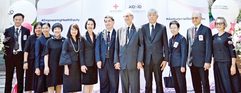 เปิดอย่างเป็นทางการ : เตช บุนนาค เลขาธิการสภากาชาดไทย เป็นประธานเปิด “ราชดำริคลินิก สภากาชาดไทย” ซึ่งขับเคลื่อนโดย ศูนย์วิจัย
โรคเอดส์และโรคติดเชื้อ สภากาชาดไทย (AIDSID) โดยมี รศ.นพ.พินิจ กุลละวณิชย์ ผู้ช่วยเลขาธิการ สภากาชาดไทย คณะเจ้าหน้าที่ และภาคีเครือข่าย ร่วมพิธี พร้อมการจัดบูธนิทรรศการให้ความรู้เกี่ยวกับ HIV โรคติดต่อทางเพศสัมพันธ์ และให้ความรู้เกี่ยวกับวัคซีนป้องกันโรคงูสวัด วัคซีนป้องกันไข้เลือดออก วัคซีน HPV และวัคซีนป้องกันไข้หวัดใหญ่ ที่ ด้านหน้าราชดำริคลินิก สภากาชาดไทย ถนนราชดำริ เมื่อวันที่ 31 มีนาคม 2569