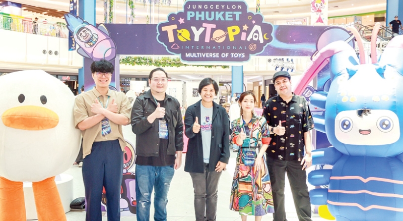 ของเล่นอาร์ตทอยนานาชาติ ครั้งที่ 2 : ดิสรา จ่างเจริญ ผจก.อาวุโสแผนกการตลาด ศูนย์การค้าจังซีลอน ป่าตอง ภูเก็ต เป็นประธานเปิดงาน “JUNGCEYLON PHUKET TOYTOPIA INTERNATIONAL” ตอน “MULTIVERSE OF TOYS” รวบรวมร้านค้าอาร์ตทอยชั้นนำกว่า 40 บูธ จาก 15 ประเทศทั่วโลก มาจัดแสดงผลงานและจำหน่าย โดยมีตัวแทนศิลปินอาร์ตทอยร่วมงาน ที่ ศูนย์การค้าจังซีลอน ป่าตอง ภูเก็ต