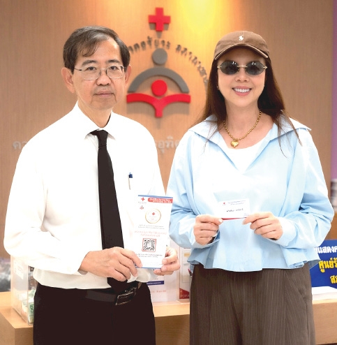 สร้างกุศลอันไม่มีที่สิ้นสุด : รศ.นพ.สุภนิติ์ นิวาตวงศ์ ผอ.ศูนย์รับบริจาคอวัยวะ สภากาชาดไทย ต้อนรับ คริสติน่า อากีล่าร์
ราชินีเพลงแดนซ์เมืองไทย ที่มาบริจาคโลหิตพร้อมแสดงความจำนง
บริจาคอวัยวะ ณ ศูนย์รับบริจาคอวัยวะ สภากาชาดไทย