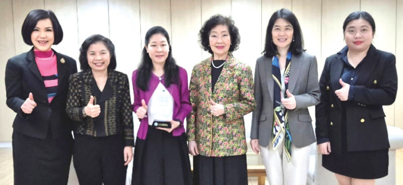 มาตรฐานโรงแรมต้นแบบ : ดร.อารยา อรุณานนท์ชัย ประธานเจ้าหน้าที่บริหาร บจก.เอส แอนด์ เอ เอ็นเตอร์ไพรส์
ยินดีกับ ดร.จุฑามาศ อรุณานนท์ชัย และคณะผู้บริหาร โรงแรมเฮอริเทจ แกรนด์ ขอนแก่นฯ ที่ได้รับโล่ประกาศ
เกียรติคุณ โรงแรมปลอดเชื้อ Legionella และ โรงแรมเฮอริเทจ เชียงรายฯ ที่ได้รับรางวัลมาตรฐาน “GREEN Health Hotel” จาก กรมอนามัย กระทรวงสาธารณสุข ที่โรงแรมมิราเคิล แกรนด์ คอนเวนชั่น