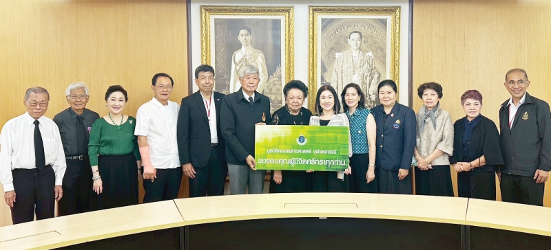 กองทุนฯ เพื่อศูนย์โรคลมชัก : รศ.นพ.พินิจ กุลละวณิชย์ ประธานกรรมการ มูลนิธิคณะแพทยศาสตร์ จุฬาลงกรณ์ พร้อมด้วยคณะกรรมการ อาทิ ศ.กิตติคุณ
พญ.คุณหญิงกอบจิตต์ ลิมปพยอม, รศ.นพ.ฉันชาย สิทธิพันธุ์, สัญชัย จงวิศาล, ผาณิต พูนศิริวงศ์, รศ.นพ.ปรีดา ทัศนประดิษฐ, นพ.ปรีชา ศตวรรษธำรง,
พญ.ภาวนา อังคสิทธิ์, ศุภลาภ พิทักษ์โลหพิตร, รศ.นพ.พงศ์ศักดิ์ ยุกตะนันทน์, วาสนา มโนมัยพิบูลย์ ร่วมประชุม โอกาสนี้ อัจฉราภรณ์ รจนาพันธุ์
ร่วมบริจาคเงิน 200,000 บาท ให้แก่มูลนิธิฯ เพื่อสนับสนุนกองทุน “นพ.พินิจ กุลละวณิชย์ เพื่อศูนย์โรคลมชัก รพ.จุฬาลงกรณ์” ณ ห้องประชุม อาคารอานันทมหิดล