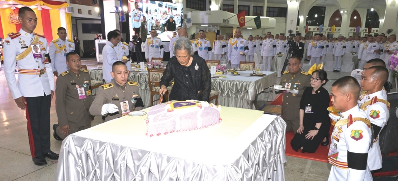 สมเด็จพระกนิษฐาธิราชเจ้า กรมสมเด็จพระเทพรัตนราชสุดาฯ สยามบรมราชกุมารี เสด็จพระราชดำเนินไปในงานเลี้ยงปิดภาคการฝึกของนักเรียนนายร้อยโรงเรียนนายร้อยพระจุลจอมเกล้า ประจำปีการศึกษา 2568 เพื่อถวายพระพรชัยมงคลแด่สมเด็จพระกนิษฐาธิราชเจ้า กรมสมเด็จพระเทพรัตนราชสุดาฯ สยาม
บรมราชกุมารี เนื่องในโอกาสวันคล้ายวันพระราชสมภพ 2 เมษายน 2569 และเพื่อให้นักเรียนนายร้อยได้พบปะสังสรรค์กันหลังเสร็จสิ้นการศึกษาด้านวิชาการทหารและการฝึกภาคสนาม ณ โรงเรียนนายร้อยพระจุลจอมเกล้า อำเภอเมืองนครนายก จังหวัดนครนายก เมื่อวันอังคารที่ 31 มีนาคม 2569 เวลา 17.00 น.