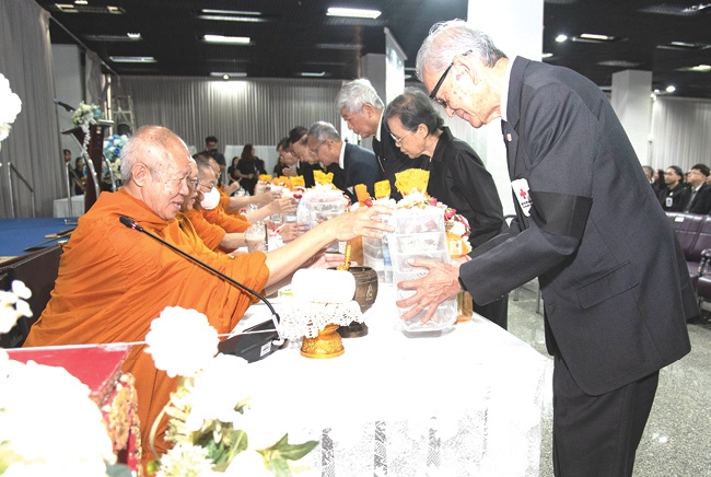 ด้วยระลึกถึง : เตช บุนนาค เลขาธิการสภากาชาดไทย เป็นประธานในพิธีบำเพ็ญกุศลให้แก่ผู้เสียชีวิตที่บริจาคอวัยวะของตนเองให้เป็นทาน ในงาน “วันศูนย์รับ
บริจาคอวัยวะ สภากาชาดไทย ประจำปี 2569” โดยมี รศ.นพ.พินิจ กุลละวณิชย์
ผู้ช่วยเลขาธิการ สภากาชาดไทย ร่วมพิธี ณ โรงพยาบาลจุฬาลงกรณ์ สภากาชาดไทย