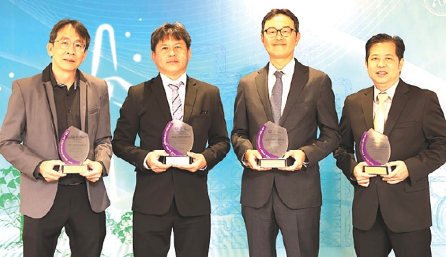 ต่อเนื่องปีที่ 3 : ทาเคชิ โยโคโมริ ประธานเจ้าหน้าที่บริหารการเงิน บมจ.ไทยเซ็นทรัลเคมี
พร้อมคณะผู้บริหาร ร่วมกันรับโล่รางวัลและเกียรติบัตร “CSR-DIW Continuous
Award 2025” โครงการส่งเสริมโรงงานอุตสาหกรรมที่มีความรับผิดชอบต่อสังคม
ชุมชน และสิ่งแวดล้อม จากกรมโรงงานอุตสาหกรรม กระทรวงอุตสาหกรรม