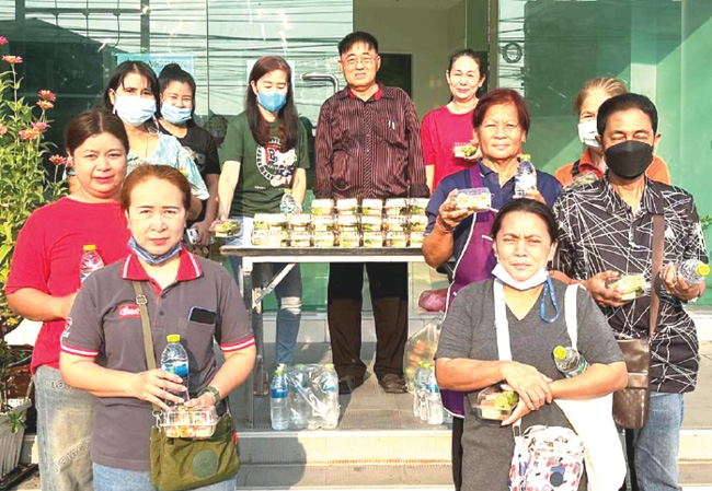 ถวายเป็นพระราชกุศล : จักรพันธ์ วรอาคาร เลขานุการ สมาคมเสริมความงามแห่งประเทศไทย เปิดโรงทานเลี้ยงอาหารประชาชน ครั้งที่ 8 เนื่องในวันคล้ายวันพระราชสมภพ สมเด็จพระกนิษฐาธิราชเจ้า กรมสมเด็จพระเทพรัตนราชสุดาฯ
สยามบรมราชกุมารี ที่สมาคมเสริมความงามฯ เขตบางขุนเทียน-ชายทะเล