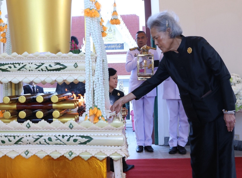 สมเด็จพระกนิษฐาธิราชเจ้า กรมสมเด็จพระเทพรัตนราชสุดาฯ สยามบรมราชกุมารี เสด็จพระราชดำเนินไปในการพระราชทานเพลิงศพ พล.ต.อ.โกวิท วัฒนะ ต.จ.ว.,ม.ป.ช.,ม.ว.ม. อดีตรองนายกรัฐมนตรี อดีตรัฐมนตรีว่าการกระทรวงมหาดไทย อดีตผู้บัญชาการตำรวจแห่งชาติ ณ เมรุหลวงหน้าพลับพลาอิศริยาภรณ์ วัดเทพศิรินทราวาสราชวรวิหาร เขตป้อมปราบศัตรูพ่าย เมื่อวันอาทิตย์ที่ 29 มีนาคม 2569 เวลา 17.39 น.