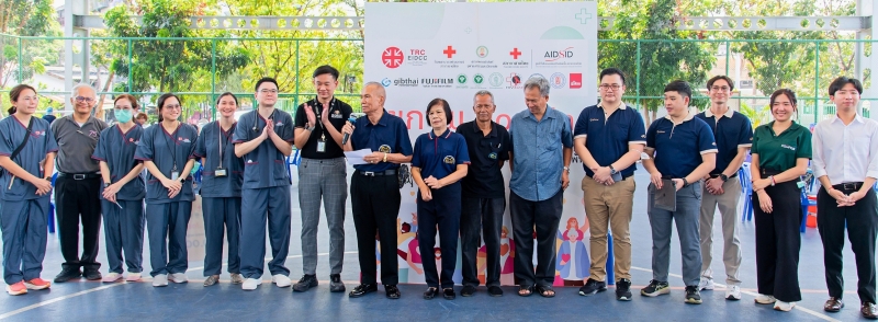 “ตรวจเร็ว รู้ไว รักษาทัน” : รศ.นพ.โอภาส พุทธเจริญ รอง ผอ.ศูนย์วิจัยโรคเอดส์และโรคติดเชื้อ สภากาชาดไทย นำคณะแพทย์ พยาบาล และเจ้าหน้าที่ มาให้บริการตรวจสุขภาพและฉีดวัคซีนเพื่อทำงานเชิงรุก
ของสภากาชาดไทย ที่พยายามลดช่องว่างระหว่างการบริการสุขภาพกับชีวิตประจำวันของผู้คนที่มีข้อจำกัด
ในโครงการ “AIDSID Community Screening: คลองเตย Strong” ที่ศูนย์นันทนาการคลองเตย กรุงเทพมหานคร