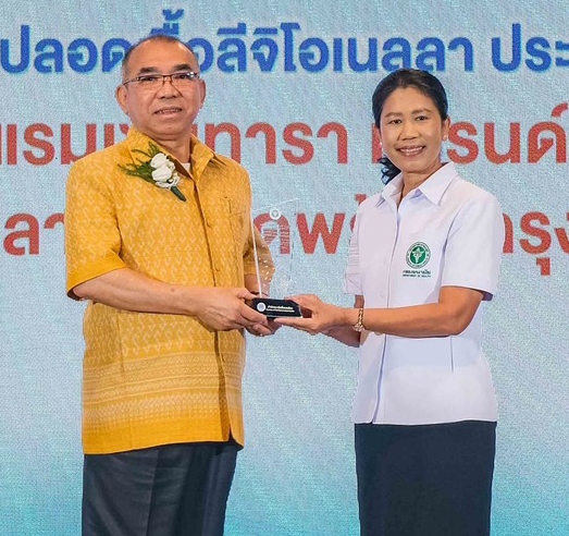 มาตรฐานด้านอนามัย : วุฒิศักดิ์ พิชญกานต์ ผจก.ทั่วไป โรงแรมเซ็นทารา แกรนด์ฯ ลาดพร้าว รับโล่ประกาศเกียรติคุณ โรงแรมที่ดำเนินมาตรการป้องกันและควบคุมเชื้อลีจิโอเนลลาได้อย่างมีประสิทธิภาพ ที่ โรงแรมมิราเคิล แกรนด์ คอนเวนชั่น เขตหลักสี่