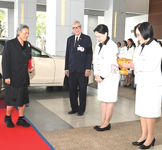 สมเด็จพระกนิษฐาธิราชเจ้า กรมสมเด็จพระเทพรัตนราชสุดาฯ สยามบรมราชกุมารี
อุปนายิกาผู้อำนวยการสภากาชาดไทย นายกสภาสถาบันการพยาบาล
ศรีสวรินทิรา สภากาชาดไทย เสด็จพระราชดำเนินไปทรงเป็นประธานการประชุม
สภาสถาบันฯ ครั้งที่ 62 ณ สถาบันการพยาบาลศรีสวรินทิรา สภากาชาดไทย