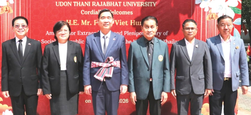 แห่งแรกในประเทศไทย : ฝ่าม เหวียด หุ่ง เอกอัครราชทูตสาธารณรัฐสังคมนิยมเวียดนามประจำราชอาณาจักรไทย
เยี่ยมศูนย์เวียดนามศึกษา ที่ มหาวิทยาลัยราชภัฏอุดรธานี โดยมี ผศ.จรูญ ถาวรจักร์ นายกสภามหาวิทยาลัยฯ,
ผศ.ดร.คณิศรา ธัญสุนทรสกุล อธิการบดี, ทอง กุลธัญญวัฒน์ นายกสมาคมชาวไทยเชื้อสายเวียดนามฯ และ เรืองยุทธ เลือง นายกสมาคมชาวไทยเชื้อสายเวียดนามจังหวัดอุดรธานี ร่วมต้อนรับ