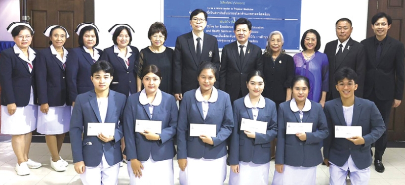 มอบทุน : อ.สุรวัฒน์ ชมภูพงษ์ ประธานมูลนิธิช่วยนักเรียนที่ขาดแคลน ในพระบรมราชินูปถัมภ์ เป็นประธาน
ในพิธีมอบทุนการศึกษาหลักสูตรประกาศนียบัตรผู้ช่วยพยาบาล รุ่นที่ 45 โดยมี รศ.นพ.วีระพงษ์
ภูมิรัตนประพิณ คณบดีคณะเวชศาสตร์เขตร้อน มหาวิทยาลัยมหิดล, อ.ประอรพรรณ อยู่สถาพร ที่ปรึกษา
มูลนิธิฯ และคณาจารย์โรงเรียนผู้ช่วยพยาบาล ต้อนรับ ที่ คณะเวชศาสตร์เขตร้อน มหาวิทยาลัยมหิดล ถนนราชวิถี