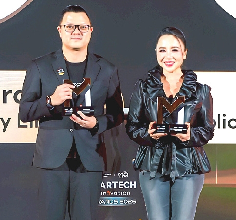 ความผูกพันลูกค้ายอดเยี่ยม : พุทธชาด ศรีนิศากร ประธานเจ้าหน้าที่
บริหารสายการตลาด บมจ.เอ็ม บี เค และ สิรสิทธิ์ สุริยพัฒนพงศ์ CEO
บจก,ช็อคโก้ คาร์ด เอ็นเตอร์ไพรส์ ผู้ออกแบบ MBK Plus Loyalty
Program รับรางวัล “MarTech Innovation Awards 2026” ระดับ Gold