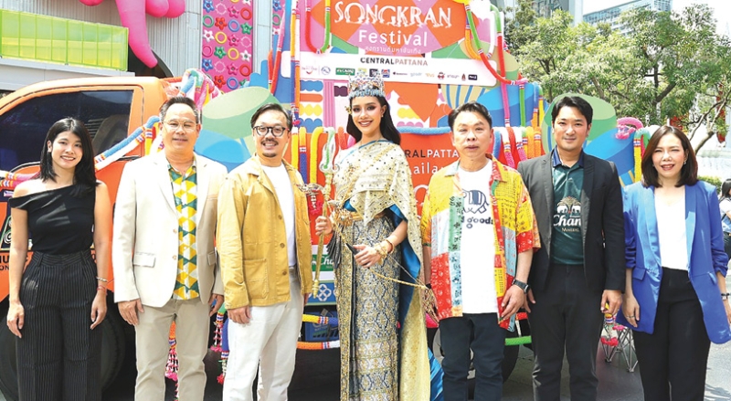 สงกรานต์มหาบันเทิง : ดร.ณัฐกิตติ์ ตั้งพูลสินธนา กก.ผจก.ใหญ่ สายงานการตลาด บมจ.เซ็นทรัลพัฒนา
และ คุณายุธ เดชอุดม แถลงข่าวจัดงาน “Thailand’s Songkran Festival 2026” โดยมี สุชาตา ช่วงศรี
มิสเวิลด์คนแรกของประเทศไทย พร้อมพันธมิตรผู้จัดงาน ร่วมกันเชิญชวนสัมผัสประสบการณ์ Culturetainment
ระดับโลก พร้อมขับเคลื่อนเศรษฐกิจและการท่องเที่ยวของไทย ถึง 19 เม.ย. 2569 ที่ศูนย์การค้าเซ็นทรัลทั่วประเทศ