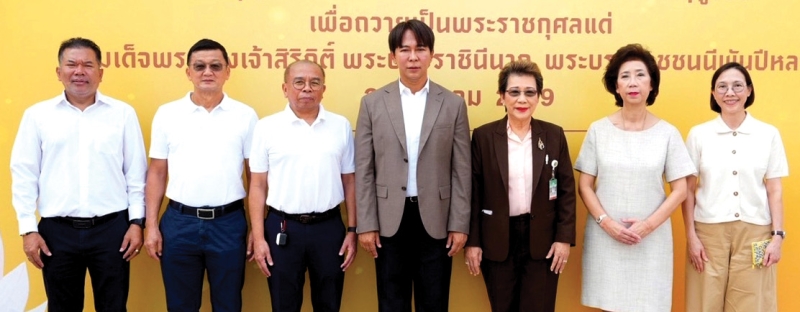 บรรพชาสามเณร : อาทร วนาสันตกุล ประธานเจ้าหน้าที่บริหาร ธุุรกิจโรงแรมและการท่องเที่ยว บจก.เอ็ม บี เค โฮเต็ล แอนด์ ทัวร์ริซึ่ม และคณะผู้บริหาร
กลุ่มธุรกิจเอ็ม บี เค ต้อนรับ ดร.นรเทพ ชูพูล ผอ.เขตปทุมวัน ที่มาเป็นประธานในพิธีทำบุญตักบาตรข้าวสารอาหารแห้งแก่สามเณร 96 รูป จาก
วัดดวงแข ในโครงการบรรพชาสามเณร ภาคฤดูร้อน ปี 2569 เพื่อถวายเป็นพระราชกุศลแด่ สมเด็จพระนางเจ้าสิริกิติ์ พระบรมราชินีนาถ พระบรมราชชนนี
พันปีหลวง โดยมีผู้บริหารจากบริษัทในย่านใกล้เคียง และผู้ประกอบการร้านค้า ประชาชน ร่วมพิธี ที่ ศูนย์การค้าเอ็ม บี เค เซ็นเตอร์ เขตปทุมวัน